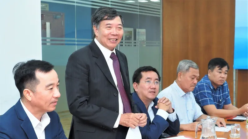 PGS-TS Nguyễn Kim Hồng (đứng) làm hiệu trưởng Trường ĐH Nguyễn Tất Thành
