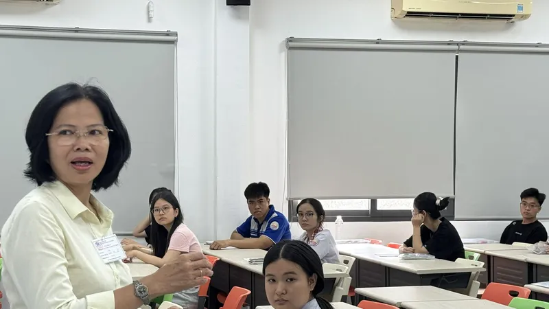 Cán bộ coi thi kiểm tra thông tin thí sinh tại điểm thi Trường ĐH Công nghiệp TPHCM - Ảnh: THANH HÙNG 