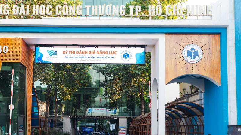 Lực lượng bảo vệ, thanh niên tình nguyện điều tiết giao thông trước điểm thi Trường ĐH Công thương TPHCM - THANH HÙNG