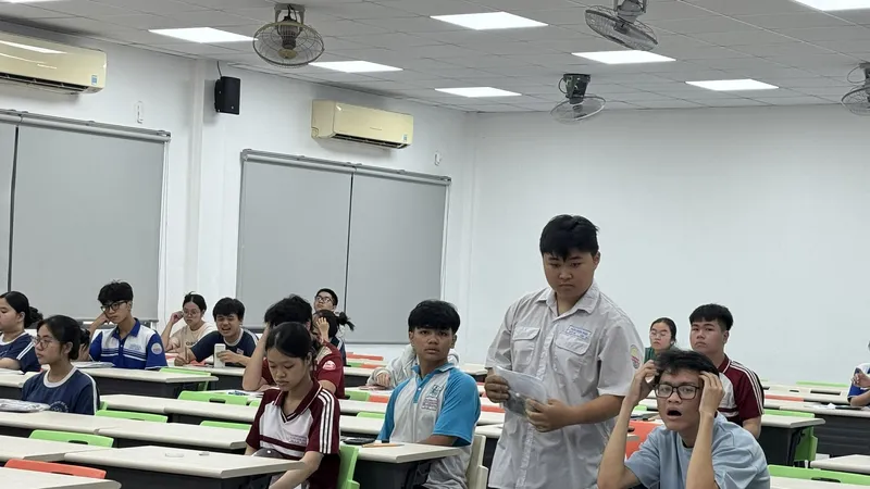 Thí sinh vào phòng thi tại điểm thi Trường ĐH Công nghiệp TPHCM