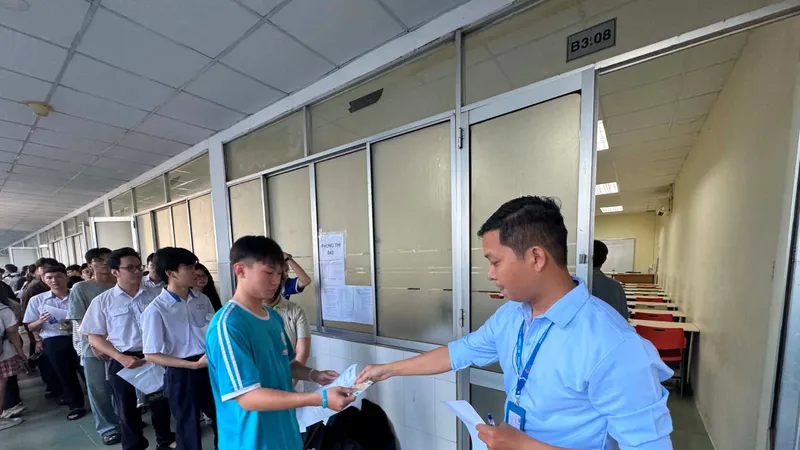 Thí sinh dự thi kỳ thi đánh giá năng lực đợt 1 do ĐHQG TPHCM tổ chức tại điểm thi Trường ĐH Công nghiệp TPHCM