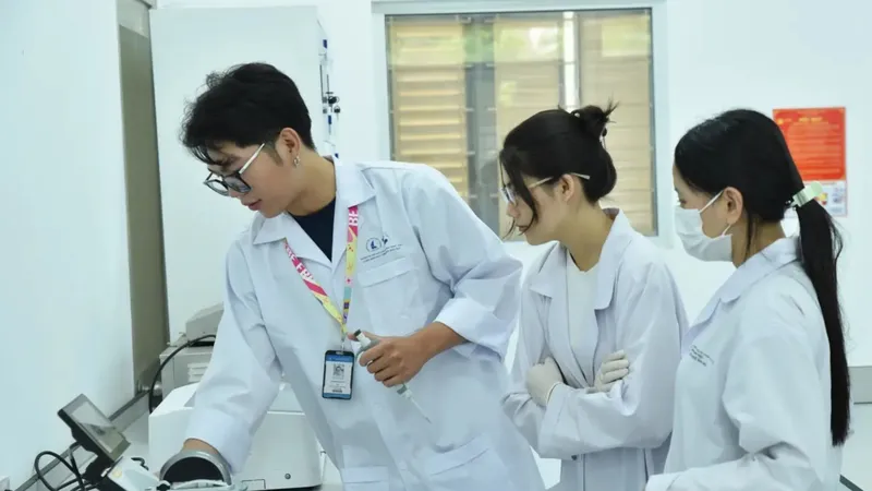 Các nhà khoa học trẻ chương trình VNU-350 của ĐHQG TPHCM làm việc tại phòng thí nghiệm Trường ĐH Khoa học Tự nhiên 