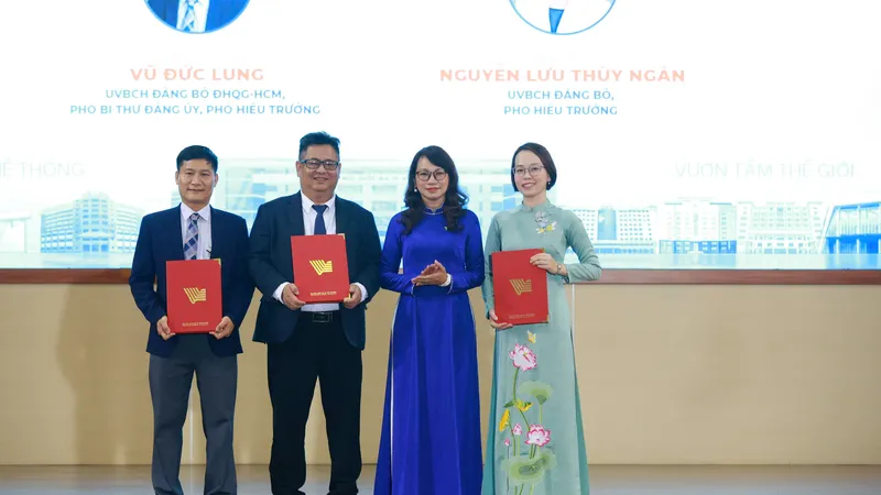 Giám đốc ĐHQG TPHCM trao quyết định cho Ban Giám hiệu Trường ĐH Công nghệ Thông tin - Ảnh: THANH HÙNG