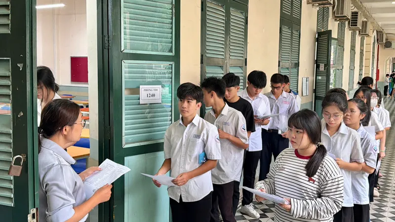Đề thi và gợi ý đáp án môn Tiếng Anh
