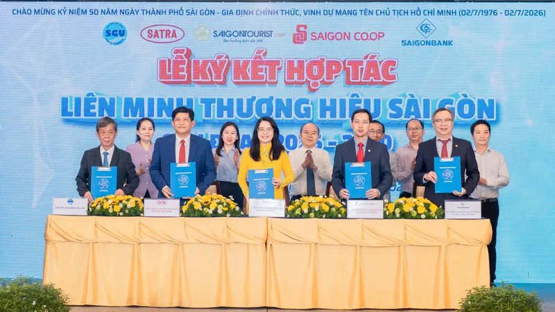 Các đơn vị thực hiện ký kết thành lập Liên minh Thương hiệu Sài Gòn. Ảnh: THANH HÙNG