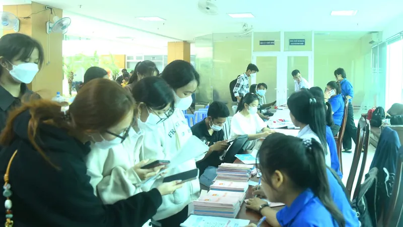 Sinh viên đăng ký hoạt động đoàn hội tại Phòng Công tác sinh viên Trường ĐH Nông lâm TPHCM