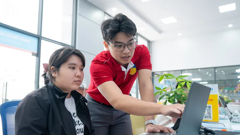 Cán bộ tuyển sinh Trường ĐH Công nghệ TPHCM hướng dẫn thí sinh thực hiện đăng ký xét tuyển sáng ngày 2-7
