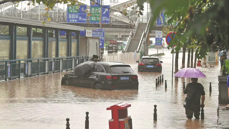 Ngập lụt tại quận Môn Đầu Câu. Ảnh: China Daily