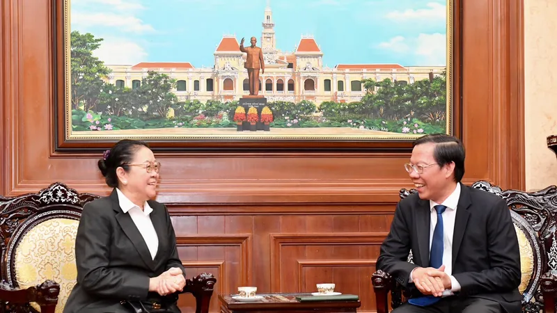 Đồng chí Phan Văn Mãi tiếp bà Phimpha Keomixay, Tổng lãnh sự Lào tại TPHCM. Ảnh: VIỆT DŨNG
