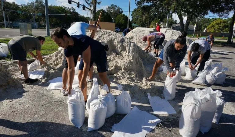 Người dân Florida chuẩn bị bao cát đối phó bão Idaila. Ảnh: Reuters
