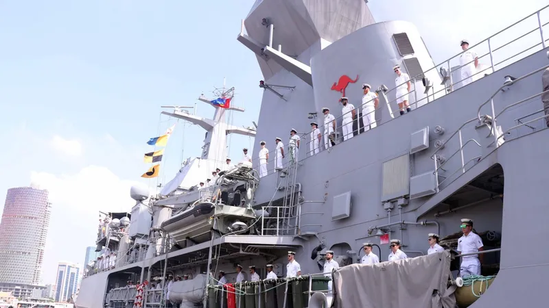 Tàu Hải quân Hoàng gia Australia HMAS Toowoomba đến TPHCM. Ảnh: XUÂN KHU