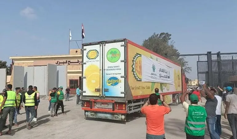 Hàng viện trợ từ Ai Cập vào Dải Gaza. Ảnh: Reuters