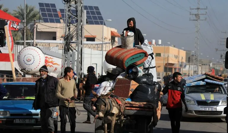 Người Palestine di tản khỏi Dải Gaza. Ảnh: REUTERS