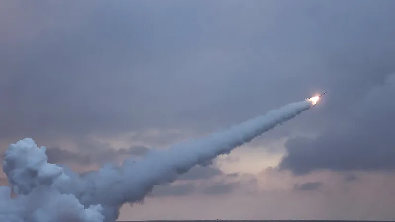 Vụ phóng thử tên lửa từ tàu ngầm của Triều Tiên. Ảnh: KCNA/YONHAP