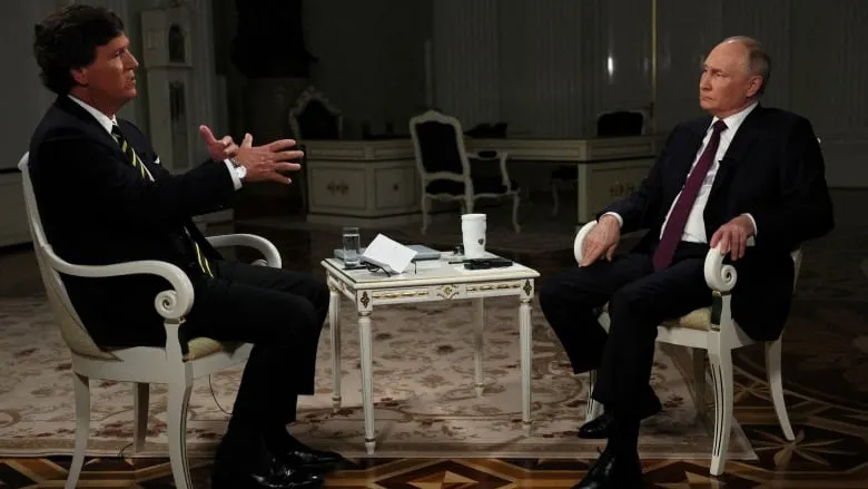 Nhà báo Mỹ Tucker Carlson với Tổng thống Nga Vladimir Putin. Ảnh: REUTERS