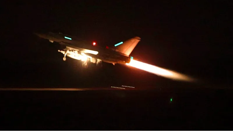 Máy bay quân sự Mỹ xuất kích tấn công các vị trí của Houthi. Ảnh: CENTCOM