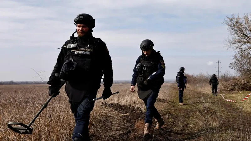 Quân đội Ukraine rà phá bom mìn. Ảnh: REUTERS