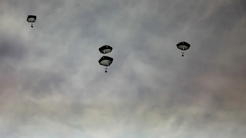 Mỹ thả lô hàng viện trợ đầu tiên xuống Dải Gaza. Ảnh: REUTERS 