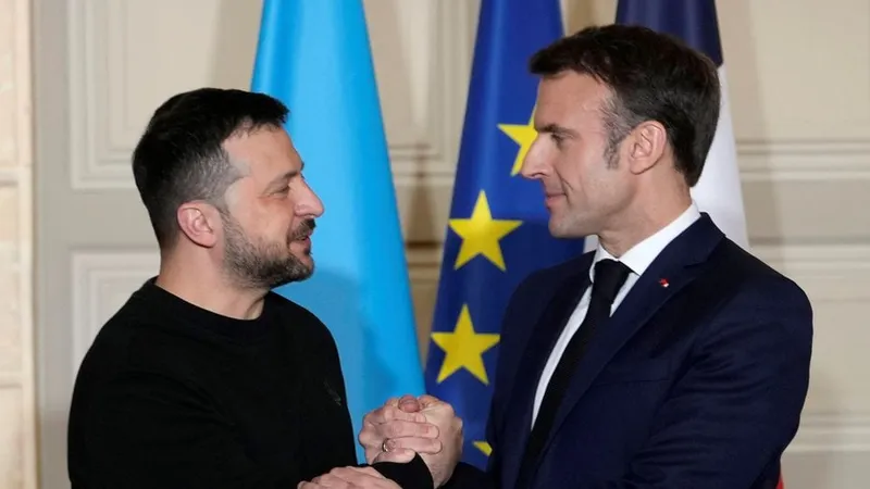 Tổng thống Zelensky và Tổng thống Emmanuel Macron. Ảnh: REUTERS