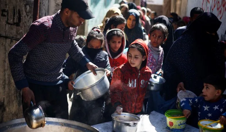 Người dân tại Gaza lấy thực phẩm cứu trợ. Ảnh: REUTERS