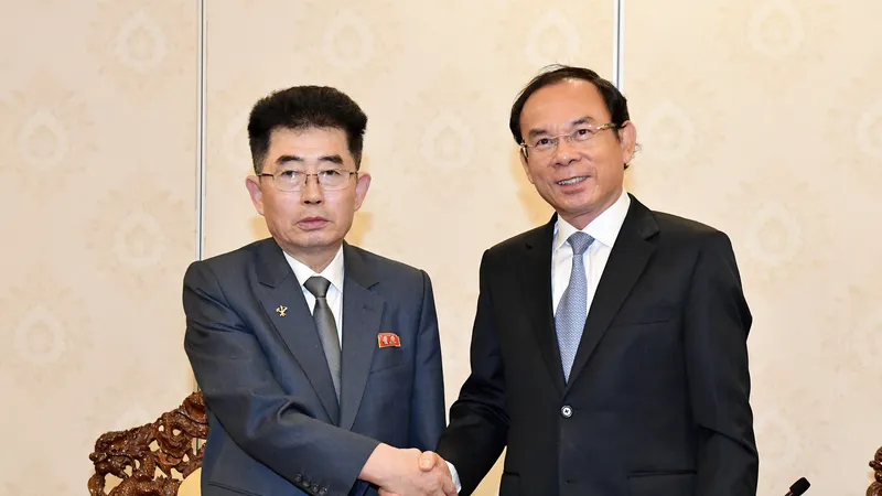 Đồng chí Nguyễn Văn Nên, Ủy viên Bộ Chính trị, Bí thư Thành ủy TPHCM tiếp đồng chí Kim Song Nam, Ủy viên dự khuyết Bộ Chính trị, Trưởng Ban Quốc tế Đảng Lao động Triều Tiên, Ủy viên Quốc vụ, chủ tịch Ủy ban Đối ngoại Hội nghị nhân dân tối cao Triều Tiên. Ảnh: VIỆT DŨNG 