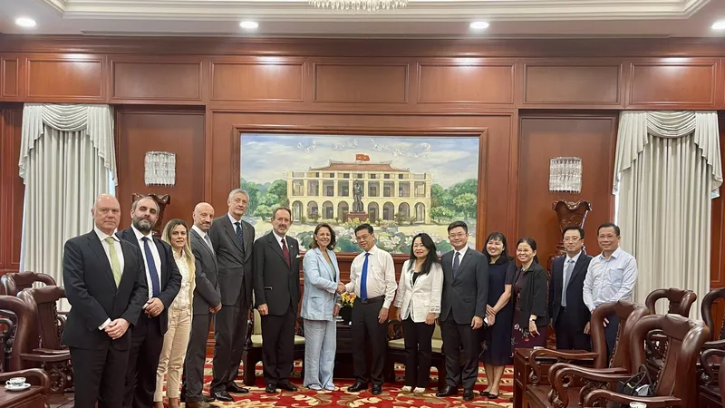 Phó Chủ tịch UBND TPHCM Nguyễn Văn Dũng và bà Regina Corradini D’Arienzo, Giám đốc điều hành Công ty SIMEST. Ảnh: PHƯƠNG NAM 