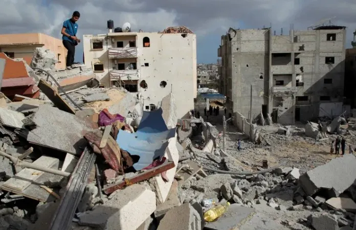 Nhà ở Gaza bị phá hủy trong vụ không kích. Ảnh: REUTERS 