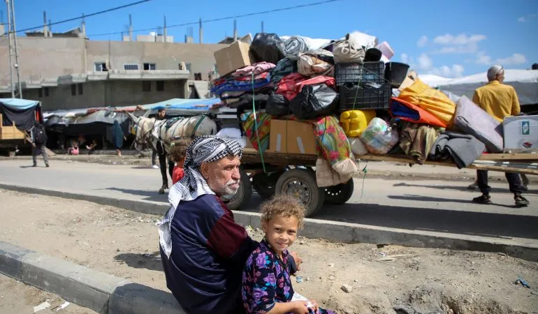 Người dân ở Rafah di tản do đợt không kích của Israel. Ảnh: REUTERS 