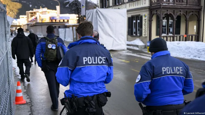 Cảnh sát Thụy Sĩ tại hiện trường vụ tấn công bằng dao. Ảnh: Deutsche Welle
