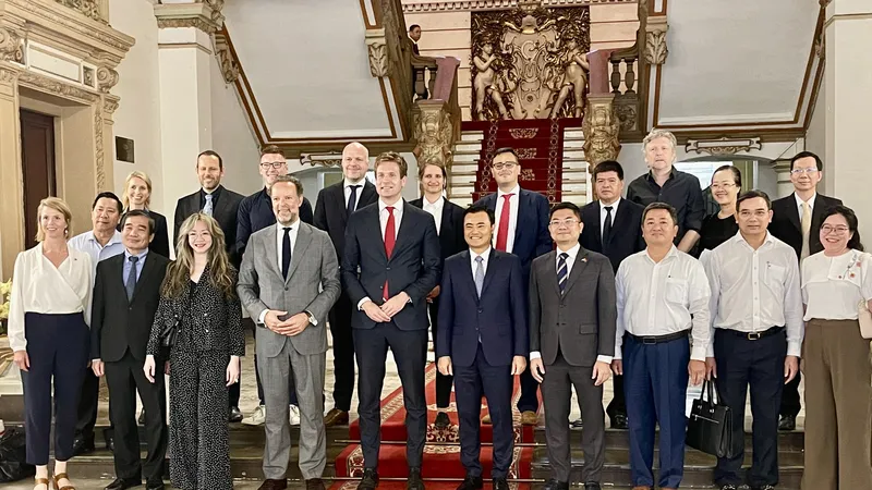 Phó Chủ tịch UBND TPHCM Bùi Xuân Cường tiếp ông Vincent Karremans, Phó thị trưởng TP Rotterdam, Hà Lan, cùng đoàn công tác đến TPHCM. Ảnh: PHƯƠNG NAM 