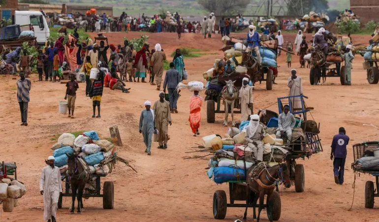 Người dân Sudan di tản tránh xung đột. Ảnh: REUTERS