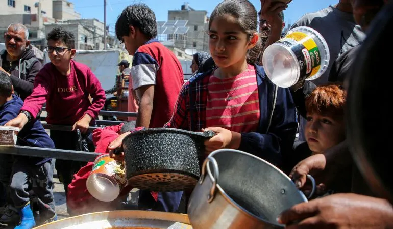 Trẻ em tại Gaza chờ lấy thực phẩm cứu trợ. Ảnh: REUTERS