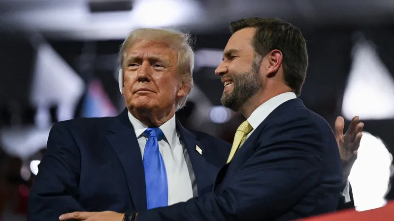 Ông Donald Trump và ông J.D. Vance. Ảnh: REUTERS
