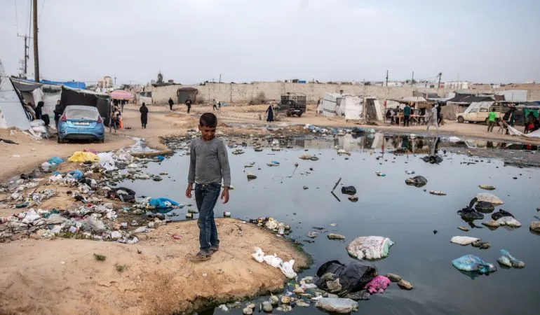 Rác thải tại khu lều trại của người dân Palestine tại thành phố Rafah, Dải Gaza. Ảnh: Anadolu