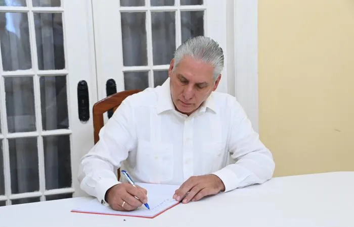 Chủ tịch nước Cộng hòa Cuba Miguel Díaz-Canel Bermúdez ghi sổ tang. Ảnh: Estudios Revolución