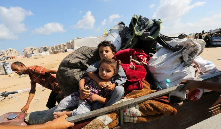 Người Palestine di tản tránh xung đột. Ảnh: REUTERS