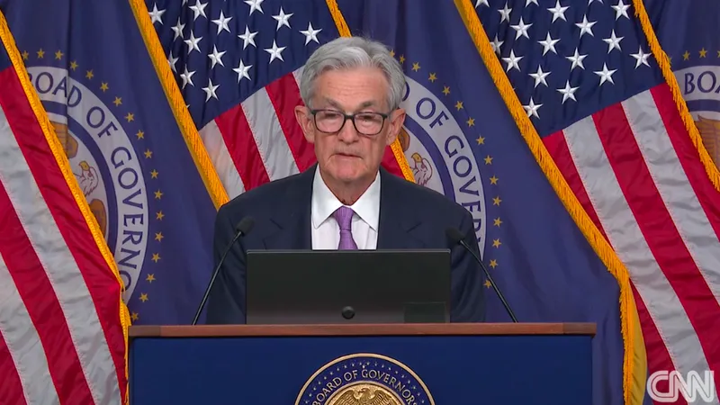 Chủ tịch FED Jerome Powell phát biểu sau quyết định hạ lãi suất. Ảnh:CNN