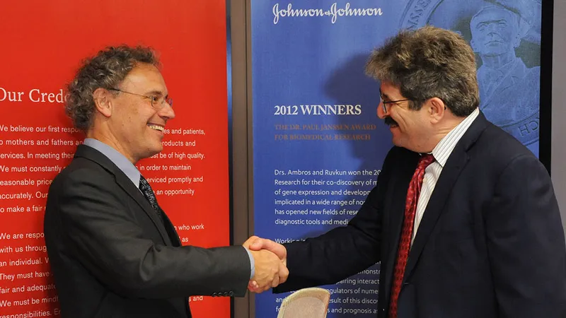 Hai nhà khoa học người Mỹ Victor Ambros và Gary Ruvkun. Ảnh: PAUL JANSSEN AWARD