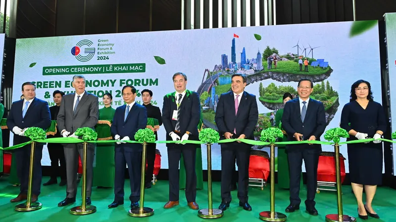 Các đại biểu cắt băng khai mạc Diễn đàn và Triển lãm Kinh tế xanh 2024 (GEFE 2024). Ảnh: VIỆT DŨNG 