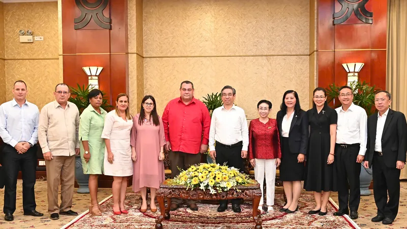 Các đại biểu chụp ảnh lưu niệm. Ảnh: VIỆT DŨNG 