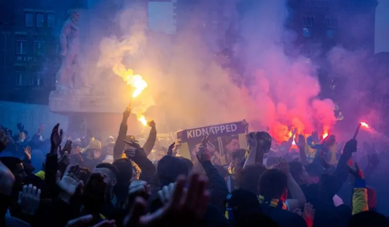 Vụ xô xát tại trận đấu Europa League. Ảnh: EPA