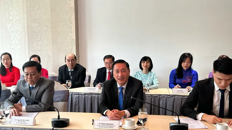 Phó Chủ tịch HĐND TPHCM Phạm Thành Kiên tiếp đoàn cán bộ Ban Tuyên huấn Trung ương Đảng Nhân dân Cách mạng Lào. Ảnh: PHƯƠNG NAM 