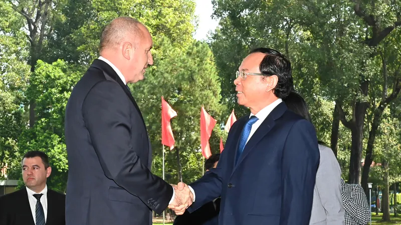 Đồng chí Nguyễn Văn Nên, Ủy viên Bộ Chính trị, Bí thư Thành ủy TPHCM hội kiến ông Rumen Radev, Tổng thống Cộng hoà Bulgaria. Ảnh: VIỆT DŨNG 