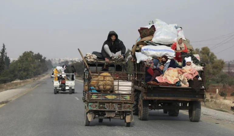 Hàng ngàn người dân Syria di tản khỏi Homs. Ảnh: REUTERS