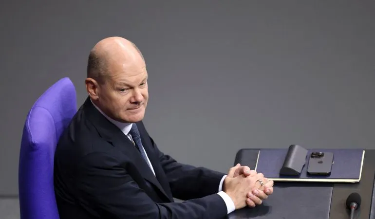 Thủ tướng Olaf Scholz sau cuộc bỏ phiếu tại quốc hội. Ảnh: REUTERS