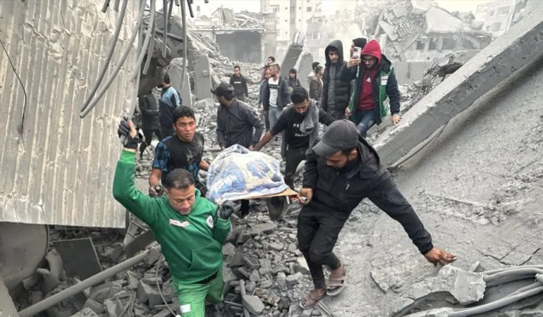 Đưa nạn nhân khỏi khu vực bị không kích ở Gaza. Ảnh: ANADOLU 