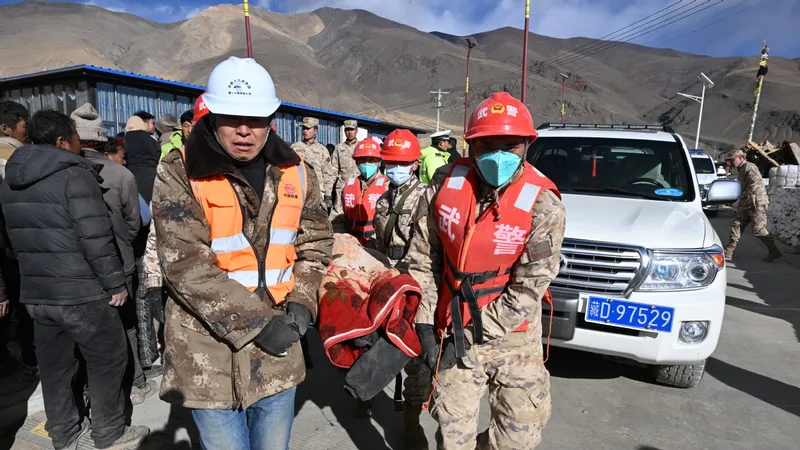 Cứu hộ nạn nhân trong trận động đất ở Khu tự trị Tây Tạng. Ảnh: CHINA DAILY