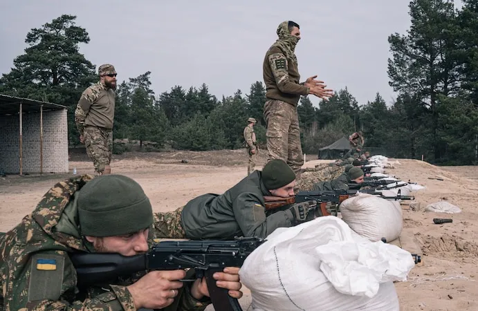 Binh sĩ Ukraine tham gia huấn luyện tại ngoại ô Kiev. Ảnh: WASHINGTON POST