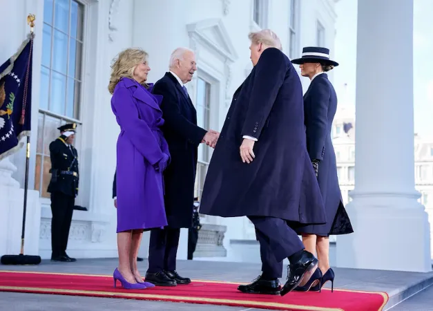 Tổng thống Joe Biden và đệ nhất phú nhân chào đón ông Donald Trump đến Nhà Trắng Ảnh: WASHINGTON POST
