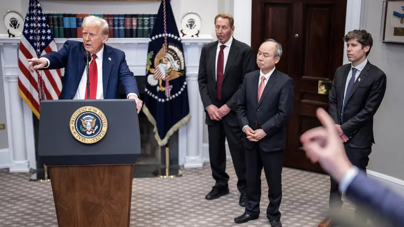 Tổng thống Donald Trump làm việc tại Nhà Trắng. Ảnh: WASHINGTON POST 